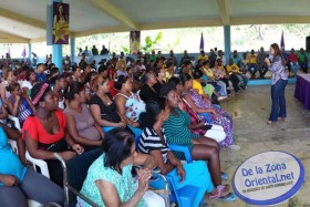 Karen-Ricardo-junto-a-mujeres-comerciantes